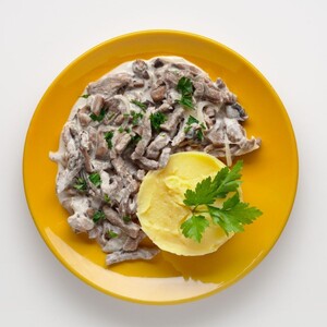 Бефстроганов из говядины с картофельным пюре